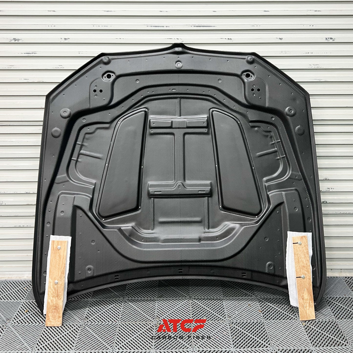 Cofano a V in fibra di carbonio della BMW F90 M5